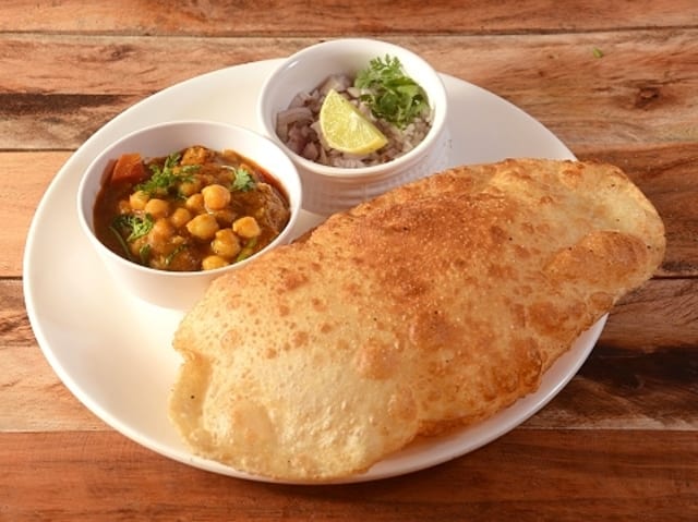 Chole Bhature Party Pack (10 Bhatures).